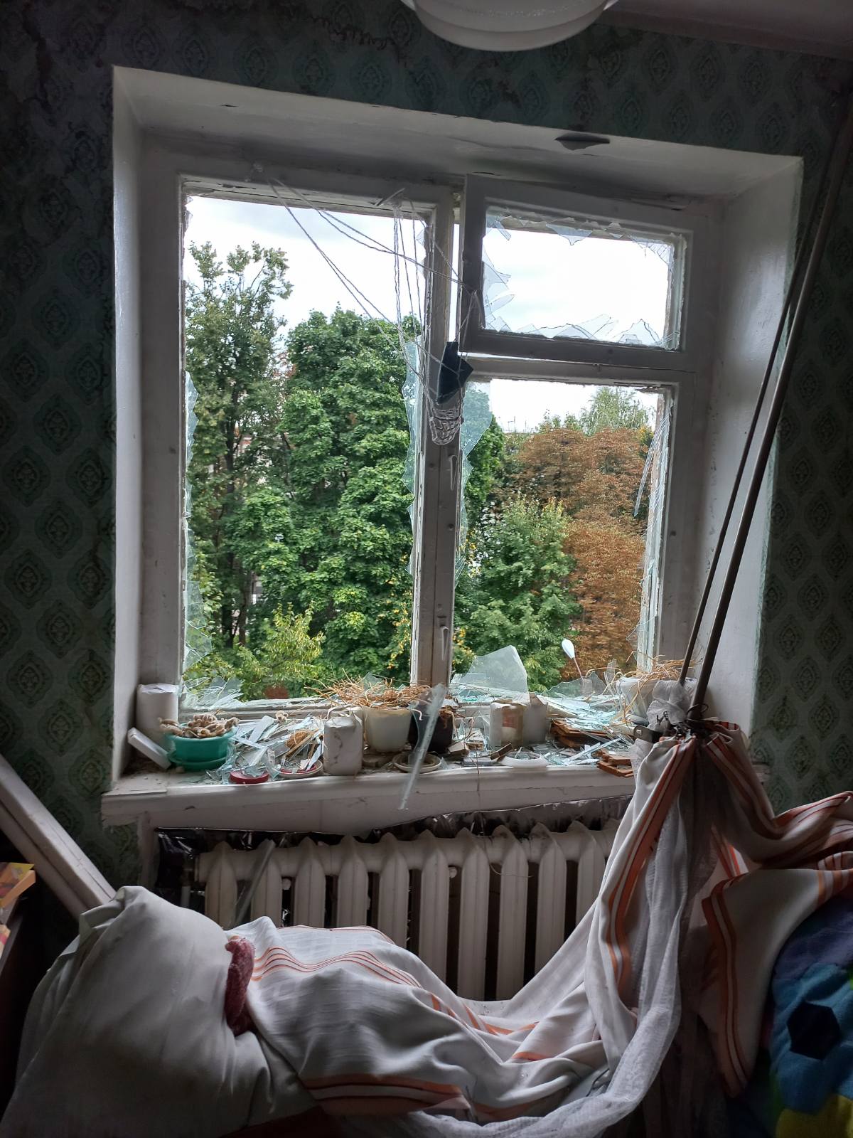 Квартира жінки з Сумщини двічі потерпала від обстрілів