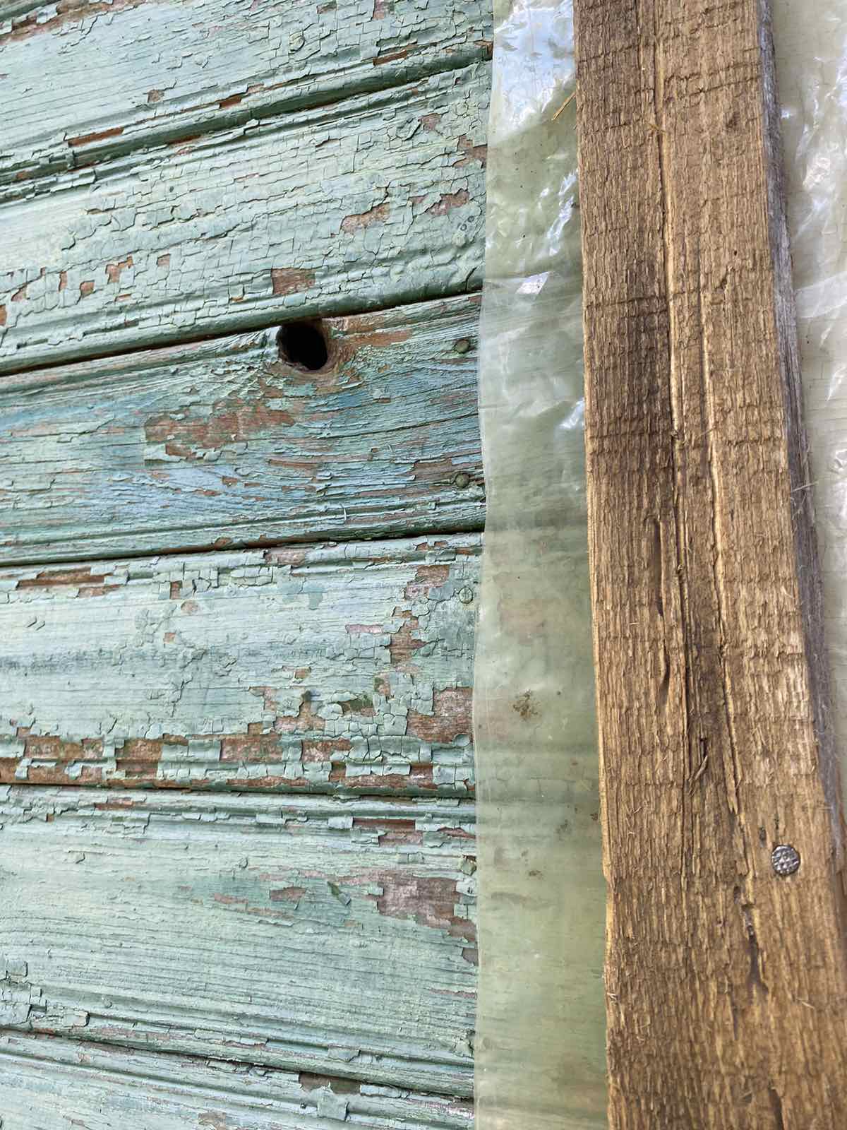 Стіна в будинку пробита осколками після вибуху