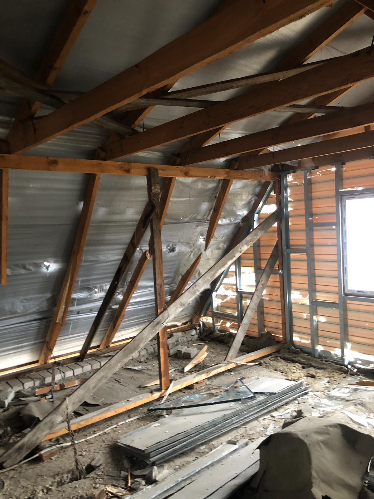 Багатодітній родині з Херсонщини вибило всі вікна у будинку