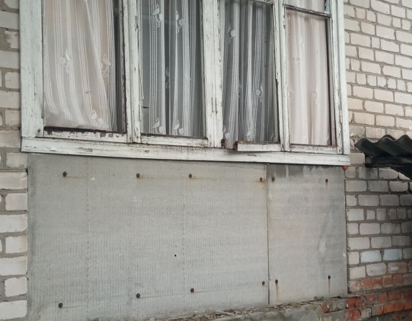 Пенсіонерка з вадами опорно-рухової системи потребує допомоги у відновленні вікна