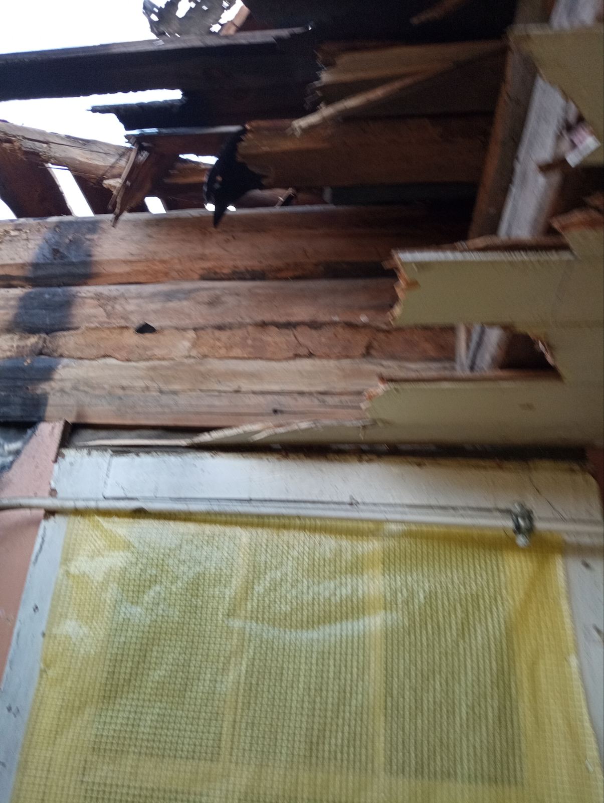 Внаслідок ворожих обстрілів серйозно пошкоджено будинок двох сестер, а саме вікна, двері, дах, паркан