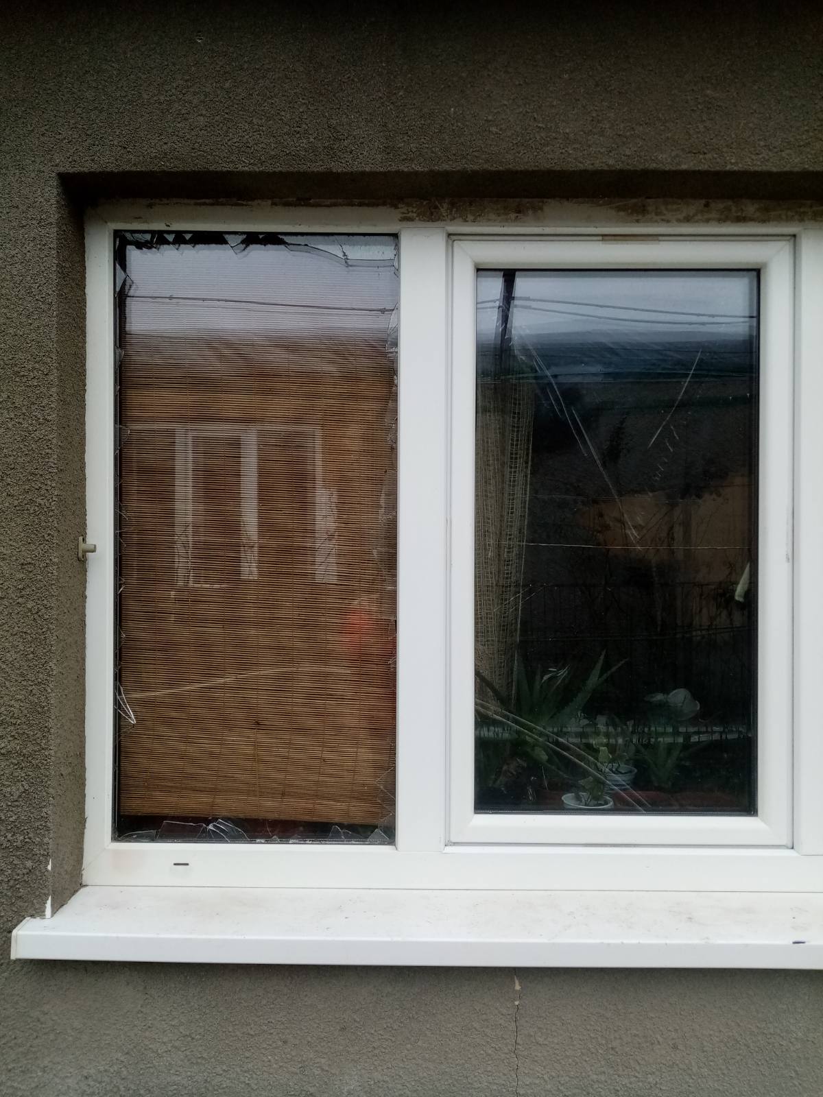 Херсонка виживає в будинку без даху та вікон