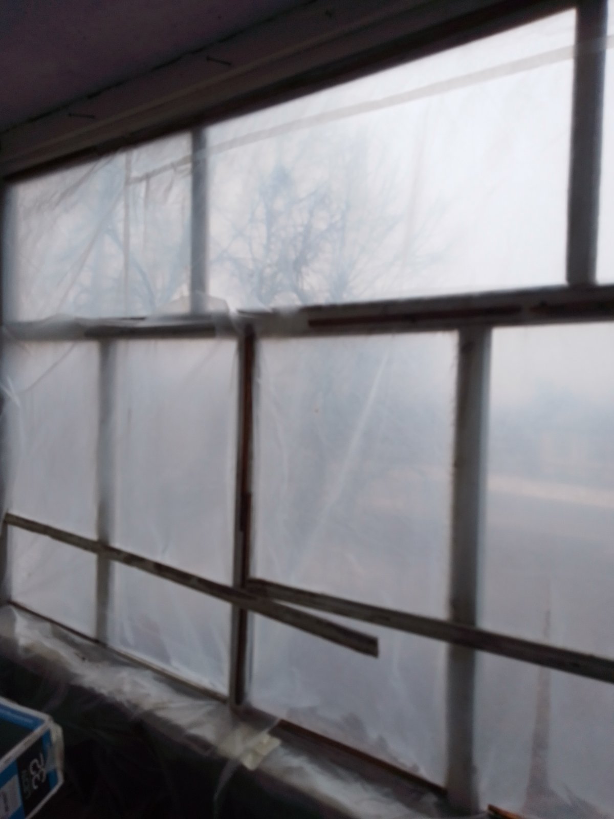 Літній чоловік з прикордоння Сумщини просить довопогти встановити вікна у житлі