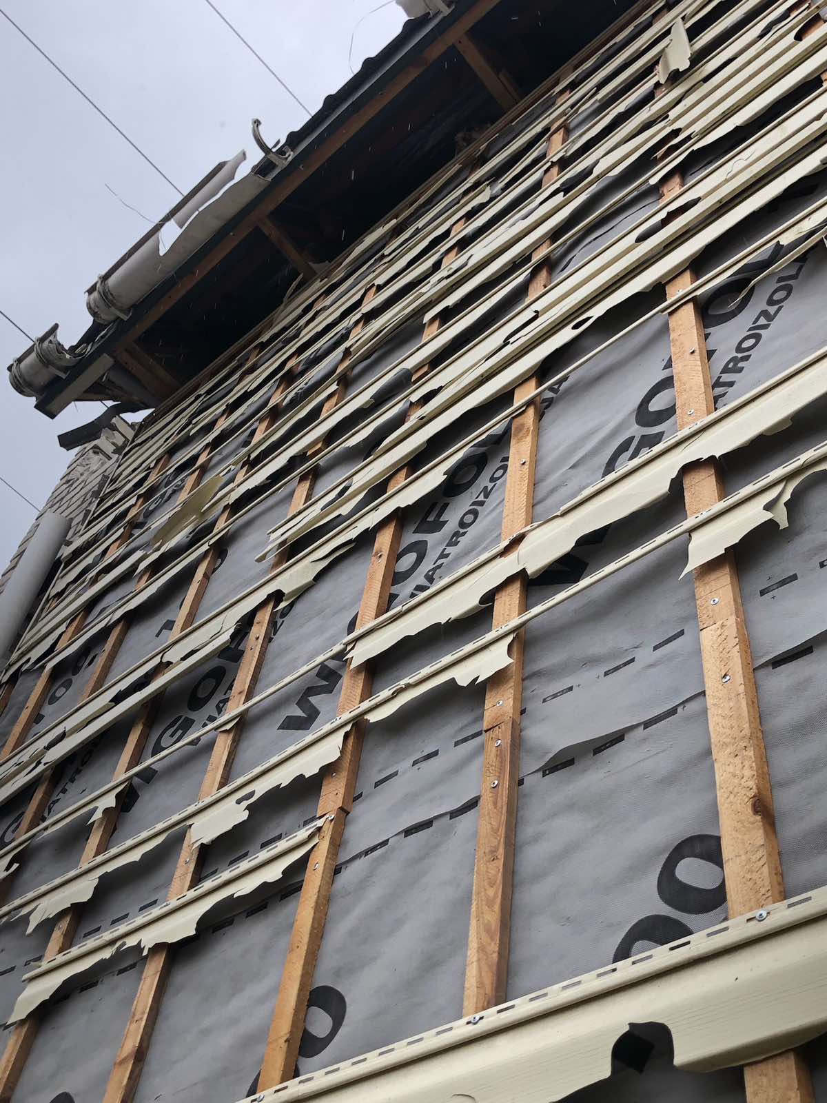 Багатодітній родині з Херсонщини вибило всі вікна у будинку