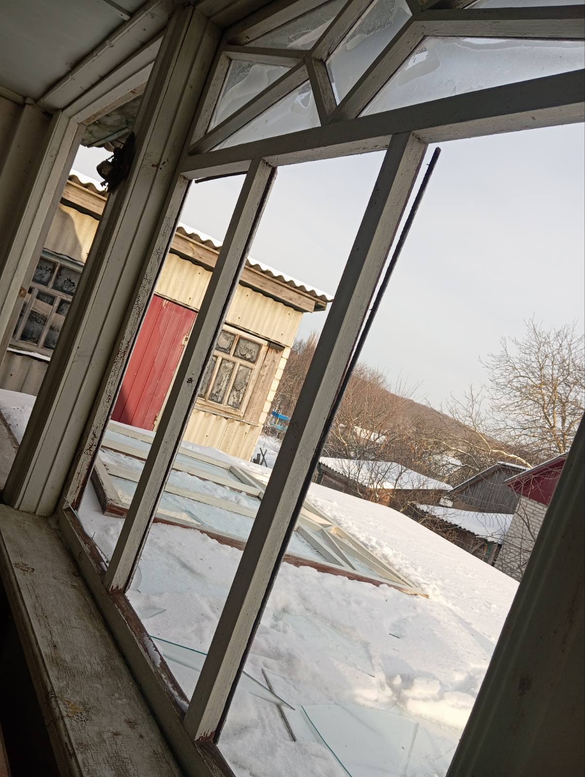 Подружжя з Кролевця просить допомогти замінити розбиті вікна