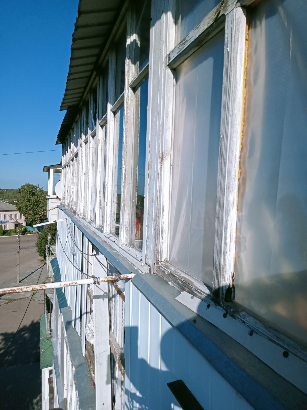 "Після кожного дощу вода рікою тече в квартиру"