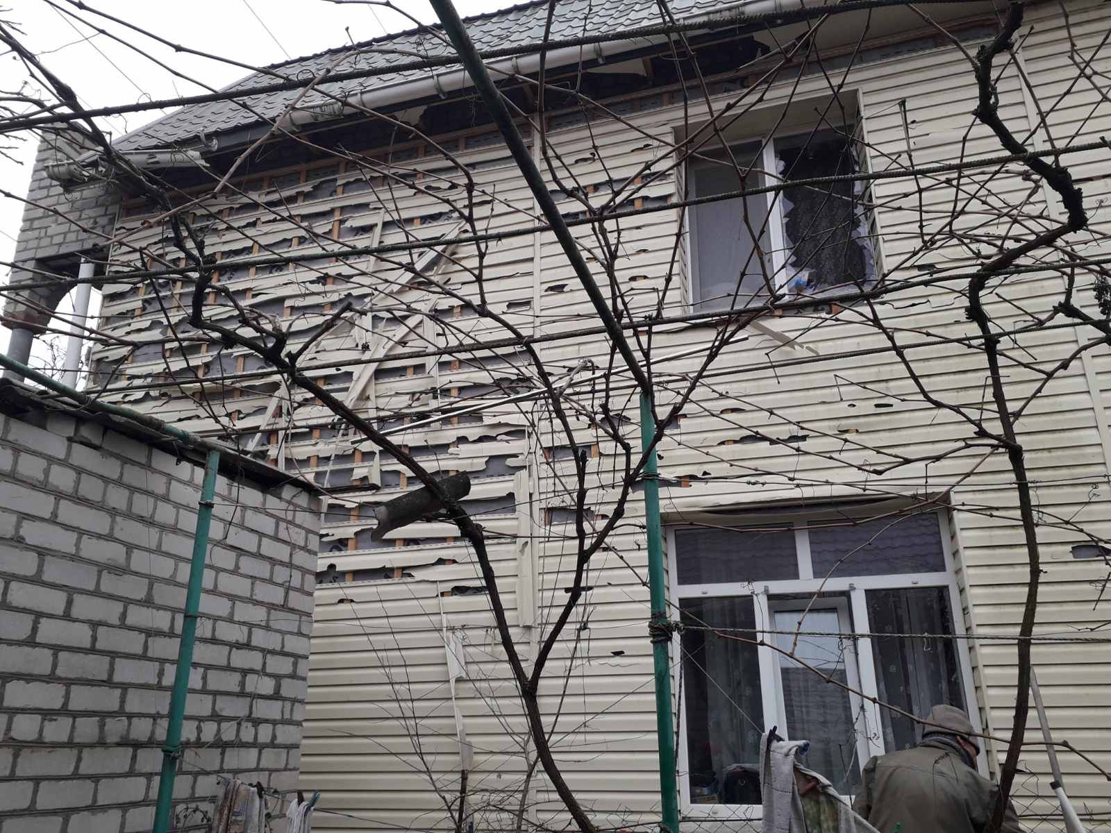 Багатодітній родині з Херсонщини вибило всі вікна у будинку