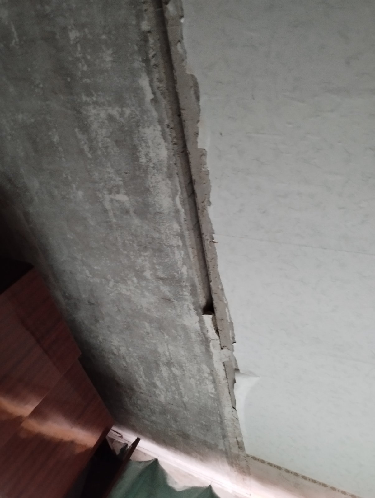 Родина із Середино-Буди просить замінити розбите вікно