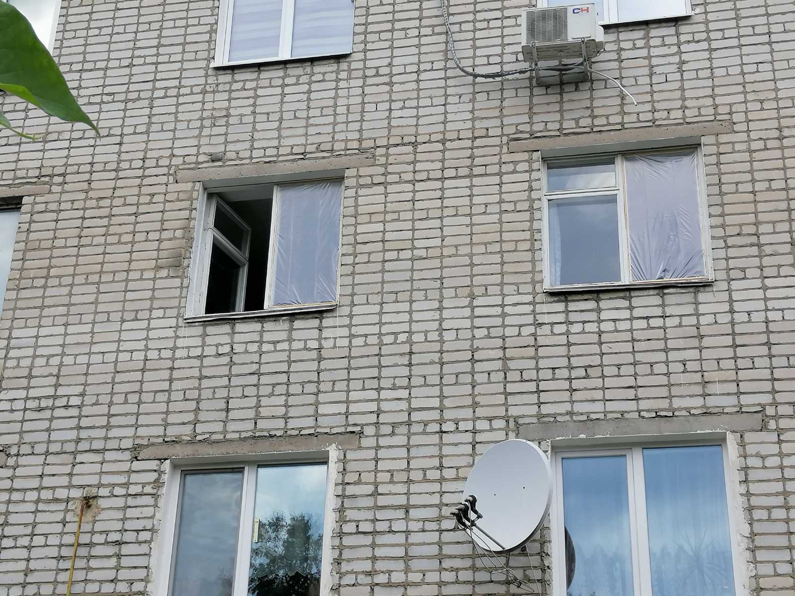 Жінка проживає в будинку без вікон та балконної рами