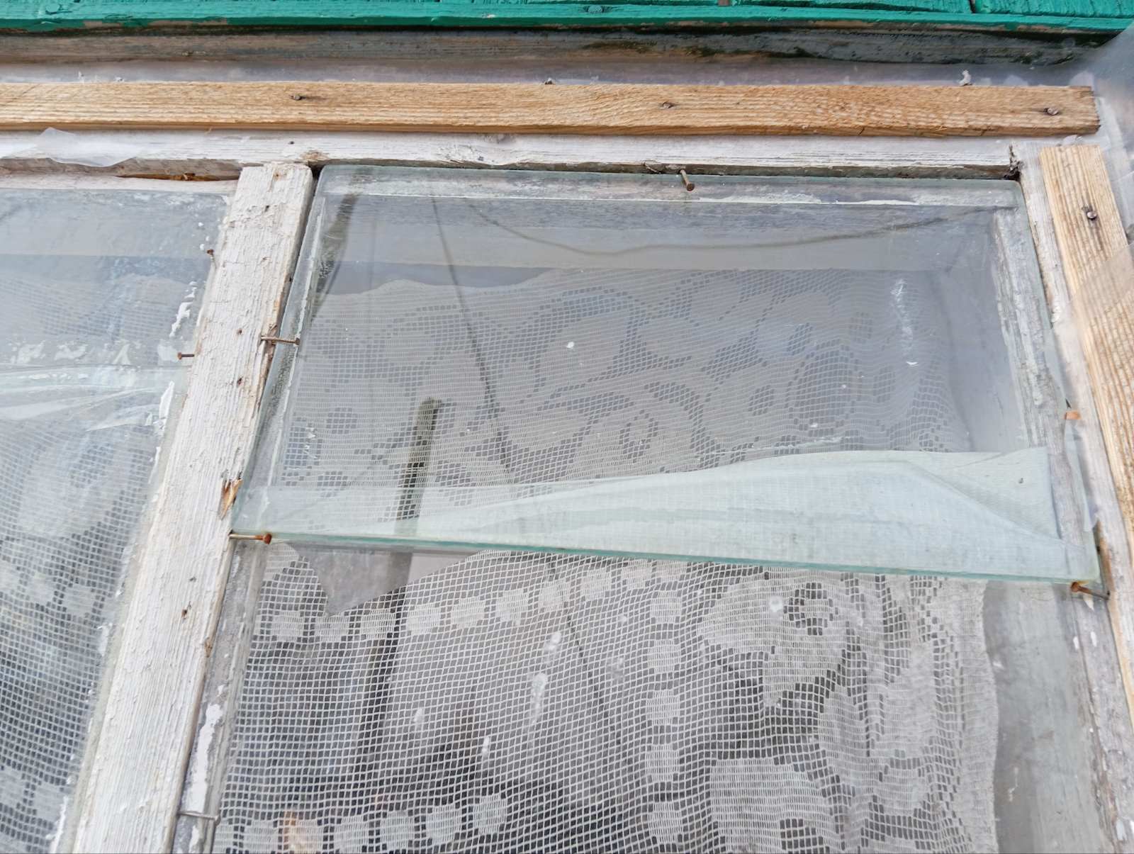 Снаряд впав на подвір'я жінки з Сумщини