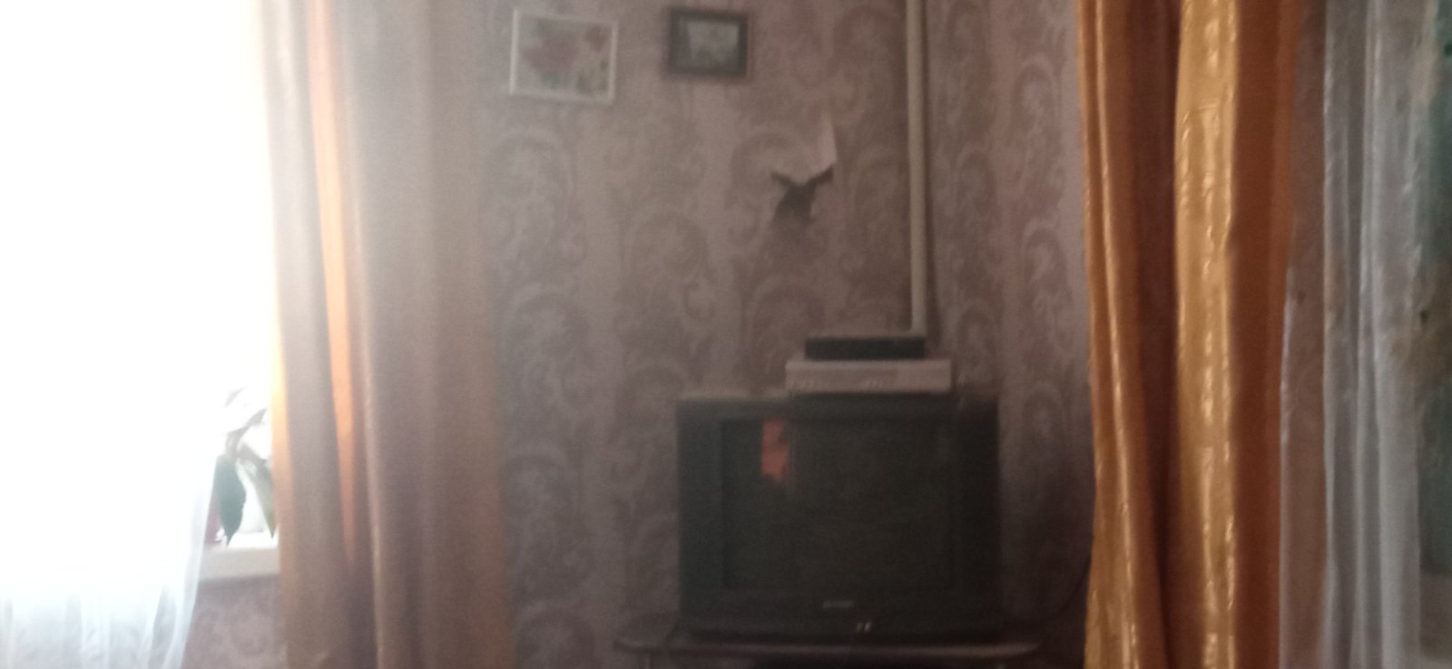 Пробита стіна, пошкоджені вікна, двері та дах - родина, яка змушена жити на кордоні з ворогом, просить допомоги