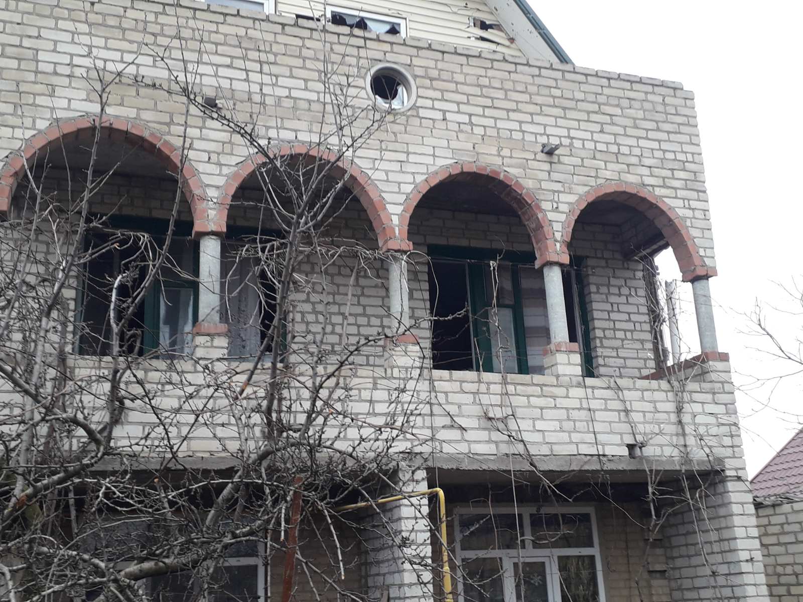 Багатодітній родині з Херсонщини вибило всі вікна у будинку