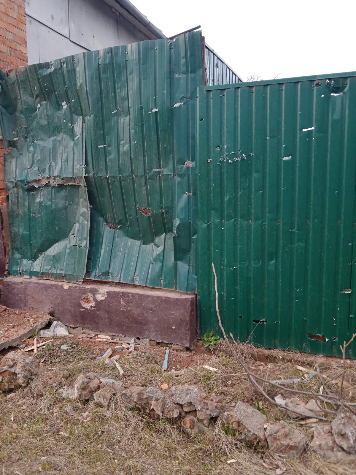 Родина вчительки з Миропілля мешкає в пошкодженому будинку