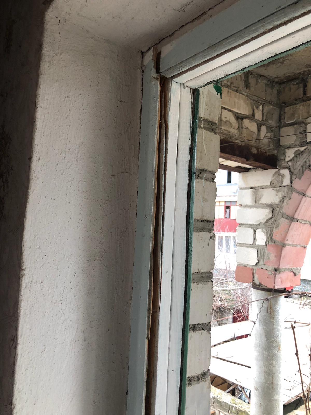 Багатодітній родині з Херсонщини вибило всі вікна у будинку