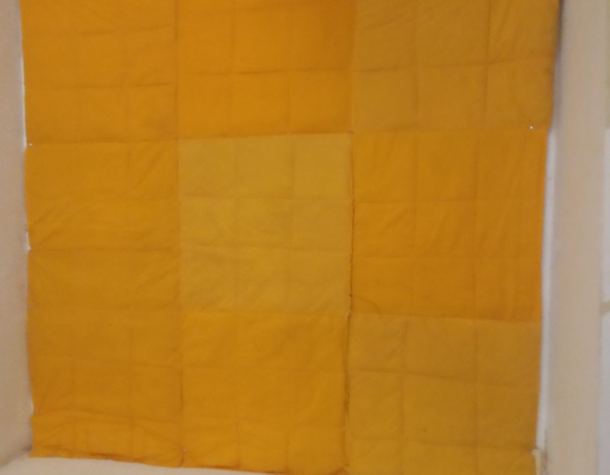 Жінка доглядаюча за сестрою, постраждалою після обстрілу, потребує допомоги у відновленні вікон в квартирі