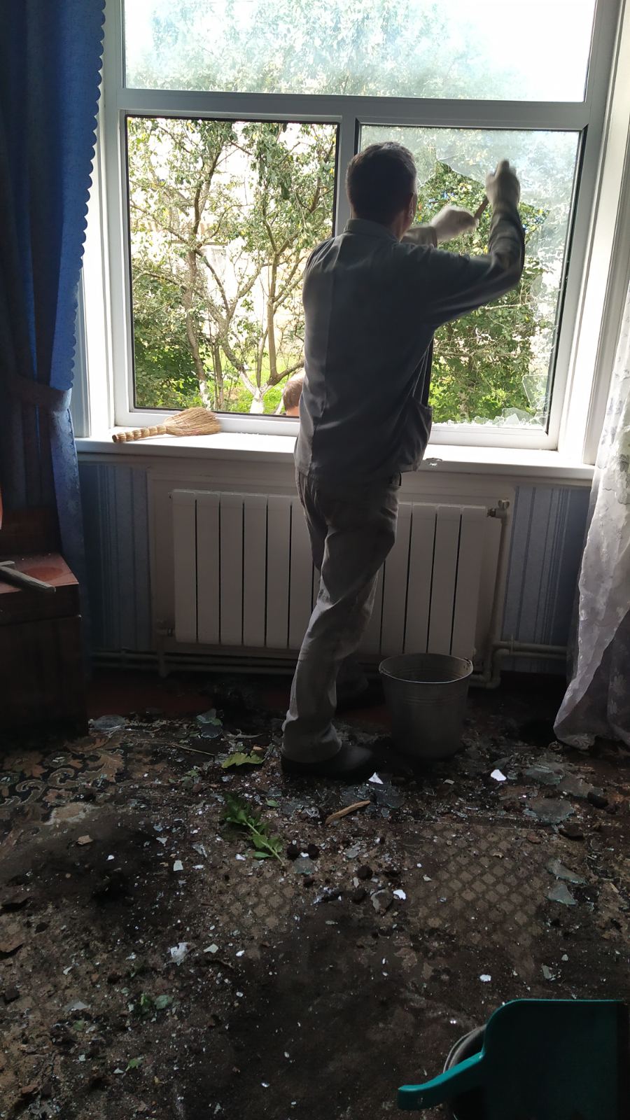 Жінка з Середино-Буди просить допомогти замінити вікна