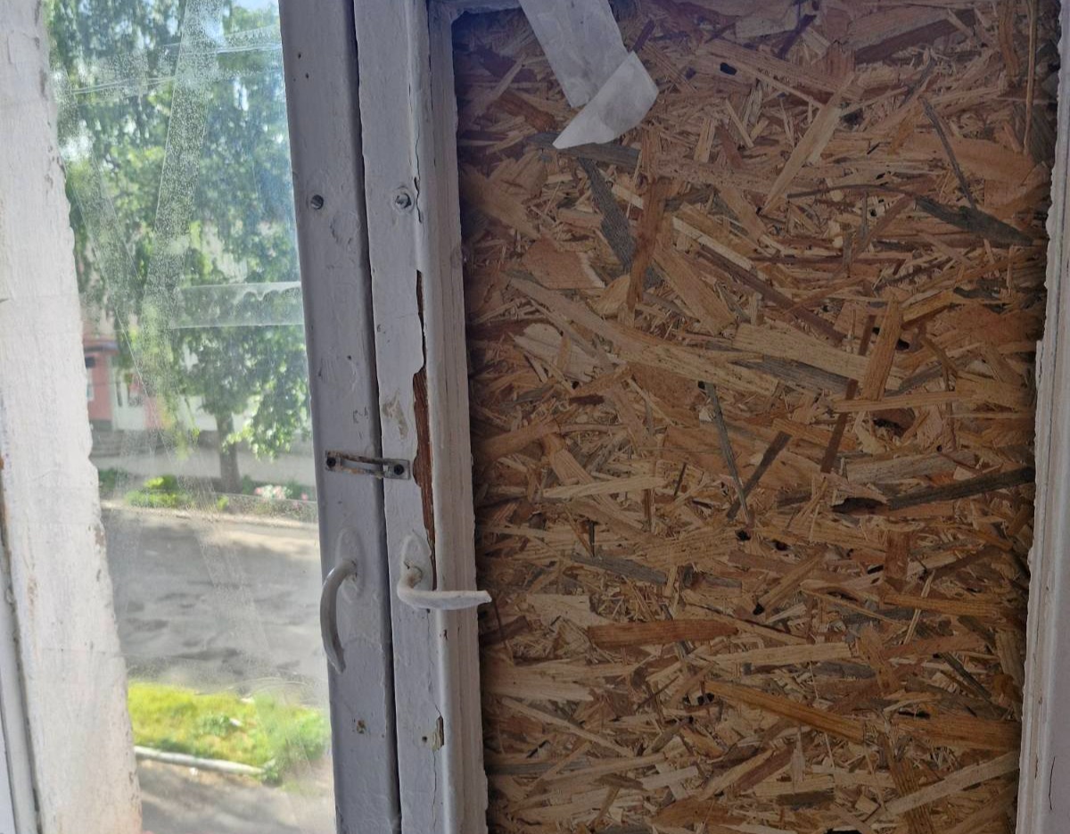 Родина з Сумщини потребує допомоги у відновленні пошкоджених вікон