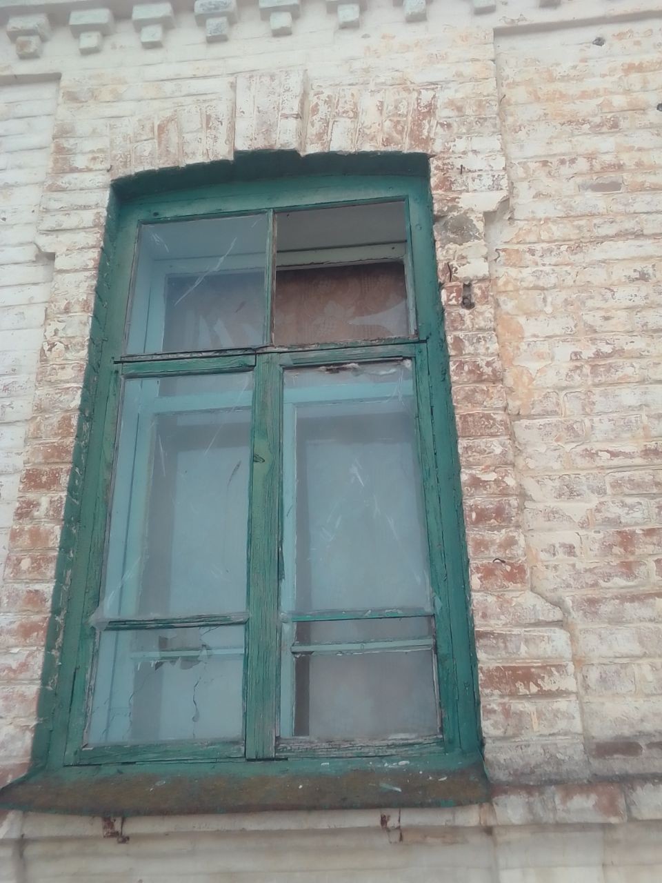 Під час обстрілу вибило вікна будинку чоловіку з інвалідністю