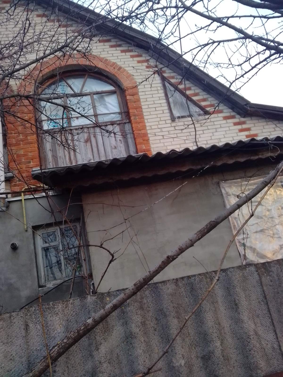 Дім пенсіонера з прикордоння Сумщини тричі обстріляли - потрібна допомога