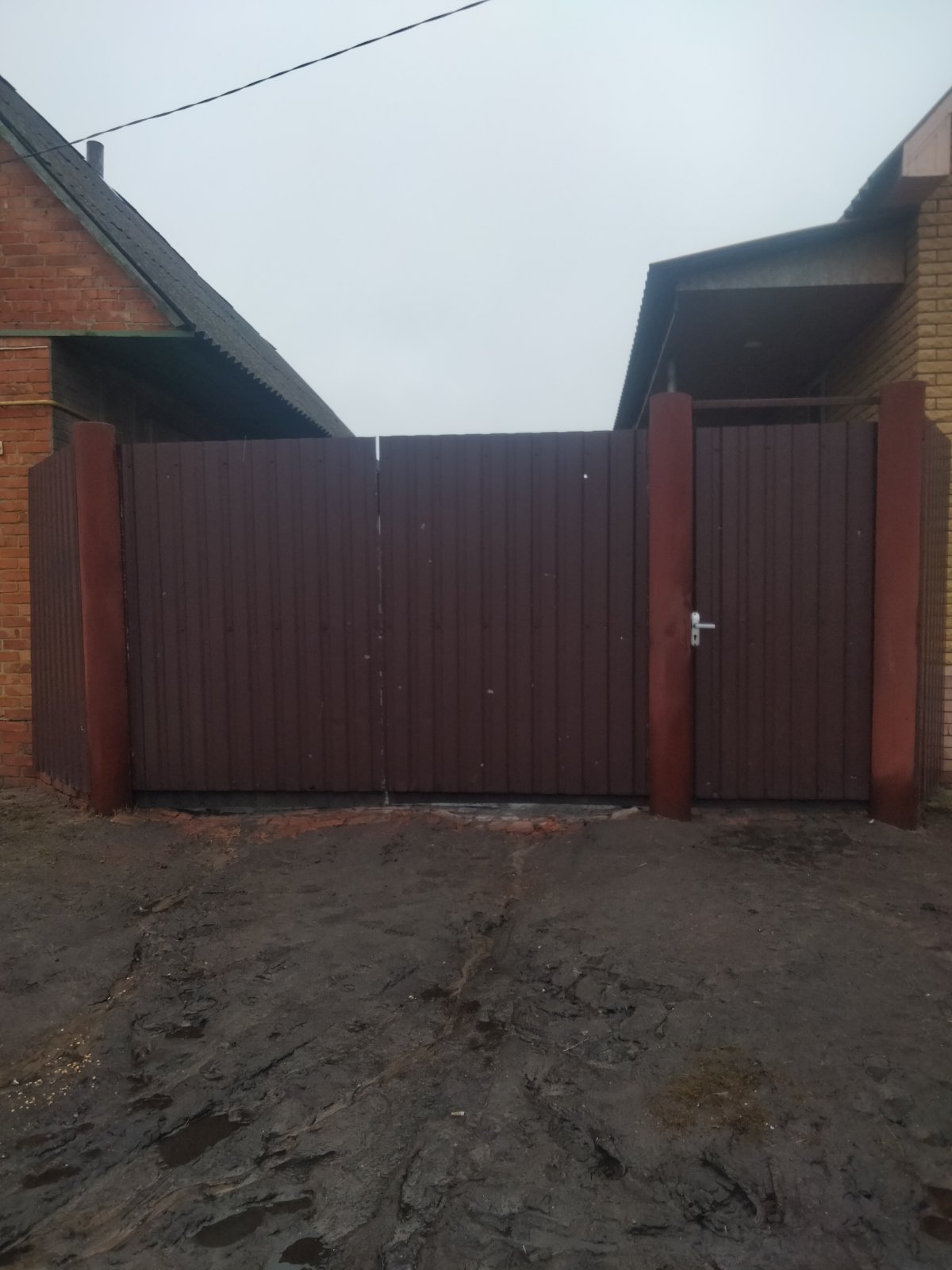 Чоловік із села Миропілля після обстрілу росіянами залишився без вікон, даху та дверей