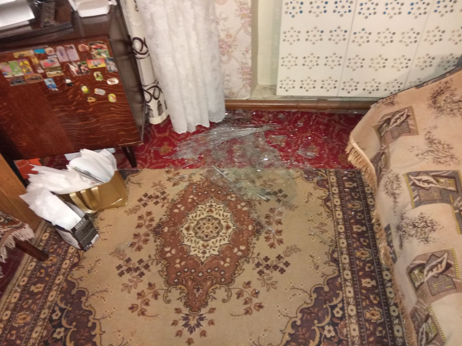 Після обстрілу в стінах будинку дірки