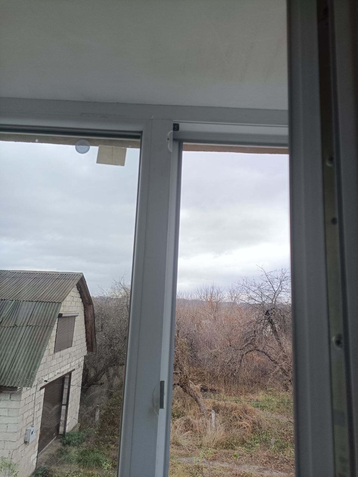 Внаслідок обстрілів росіянами родина із Середино-Буди залишилася з трьома пошкодженими вікнами та балконними дверима