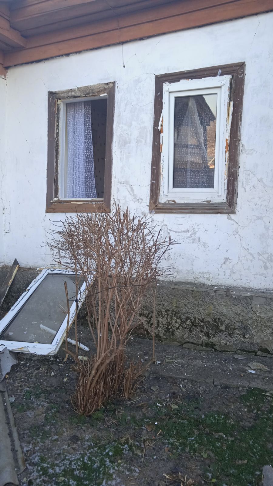 Пенсіонерка з прикордоння Сумщини просить допомогти вставити вікна у будинок