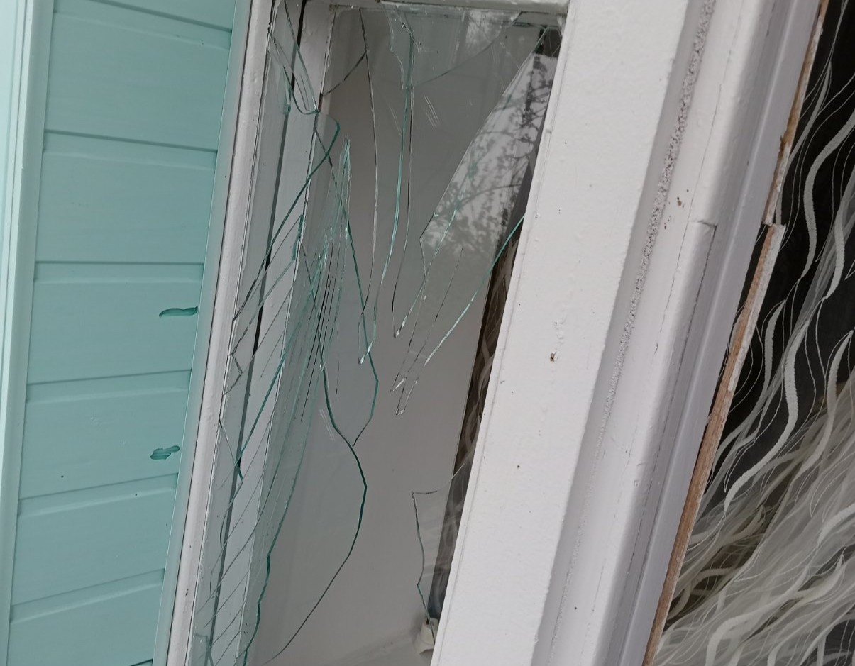 Пошкоджено оселю подружжя пенсіонерів з Білопілля, а саме балконний блок, вікна та балконні двері