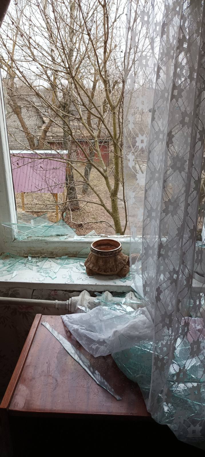 Без вікон та дверей - результат ворожого обстрілу на Сумщині