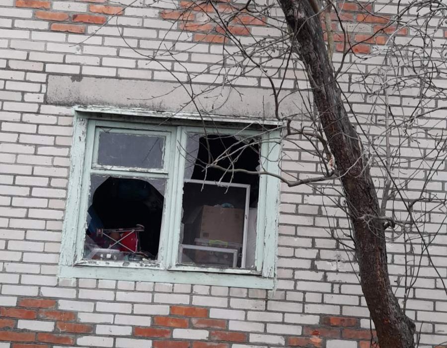 Під час ворожого обстрілу суттєво постраждав будинок пенсіонера з Білопілля