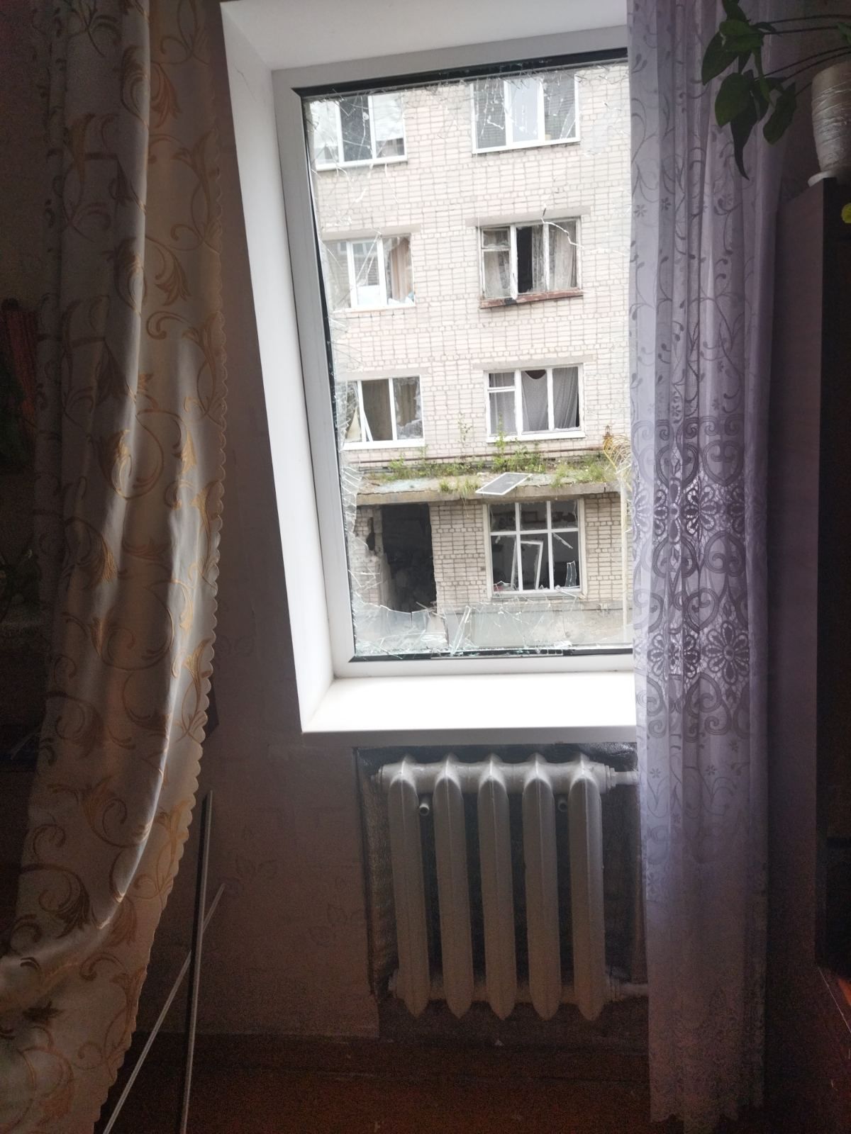 Вибило вікна у квартирі вчительки з Сумщини