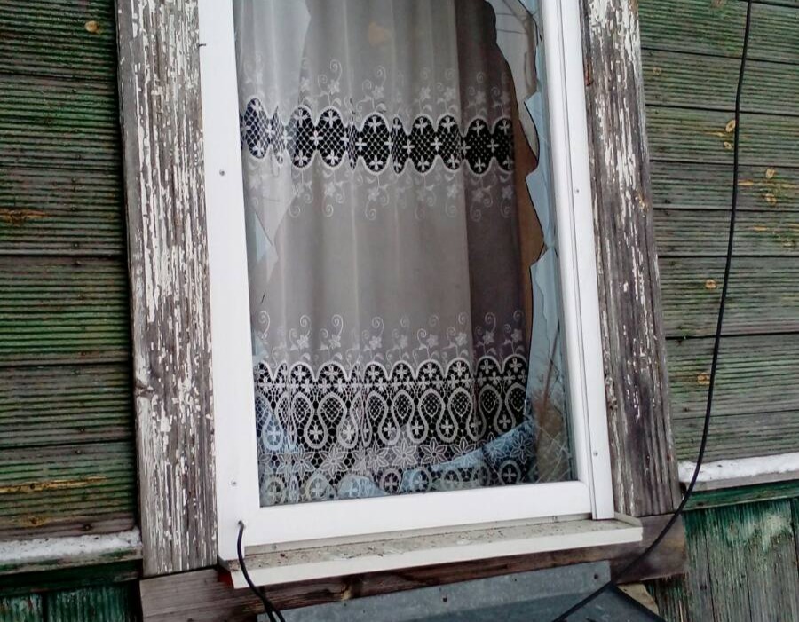 У будинку пенсіонерів пошкоджені вікна та дах, вони просять допомогти у відновленні