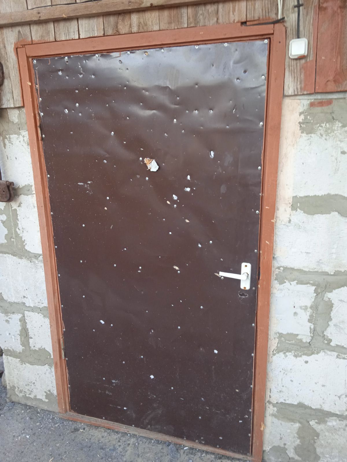 Після обстрілу родина залишилась без вікон та даху