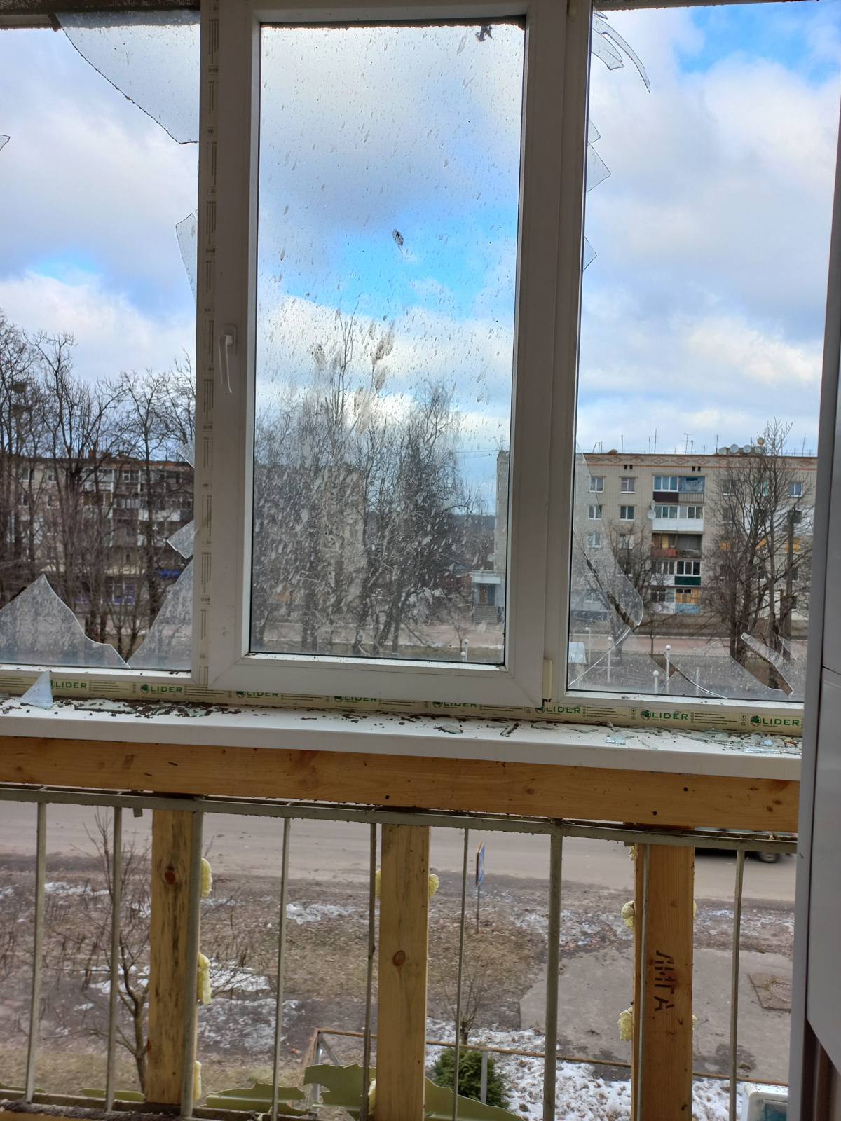 Під час ворожого обстрілу пенсіонери залишилися без п’яти вікон у квартирі