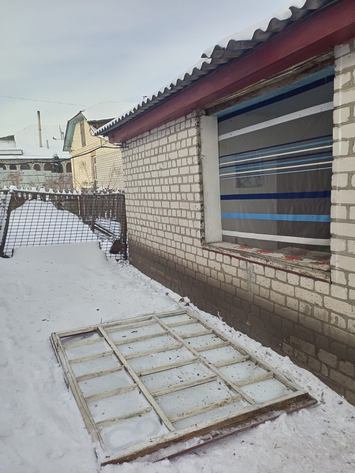 Будинок жінки, яка виховує самотужки доньку, потрапив під обстріл, пошкоджено 9 вікон