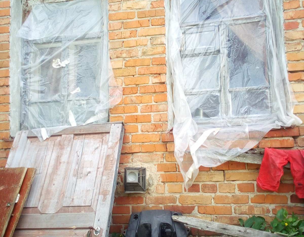 Травмована під час обстрілу жінка просить допомоги у відновленні будинку