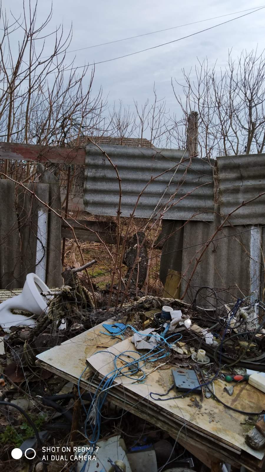 Допоможіть подружжю пенсіонерів жити разом: чоловіку з інвалідністю довелось покинути рідну домівку, а дружина залишилась, аби приглядати за зруйнованим сімейним гніздом 