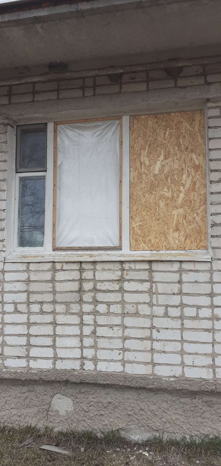 Пенсіонери живуть у квартирі без вікон