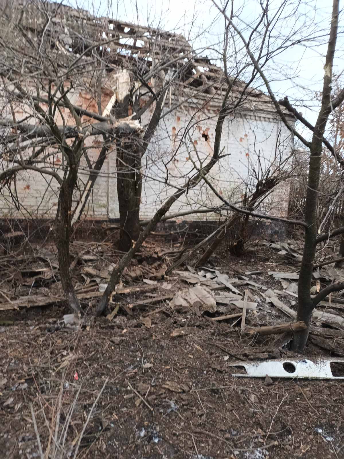 Ворог дуже пошкодив будинок самотнього пенсіонера з прикордоння Сумщини - потрібна допомога