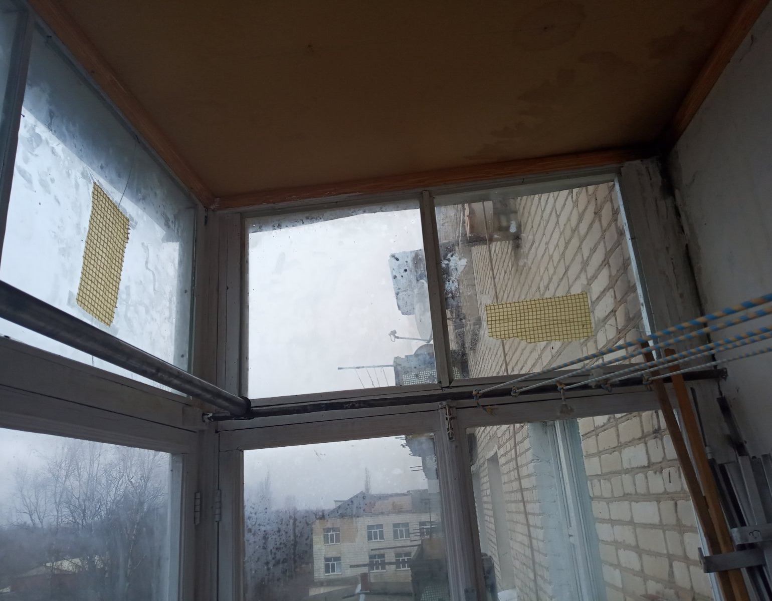 Внаслідок артилерійського обстрілу будинок подружжя пенсіонерів залишився без вікон