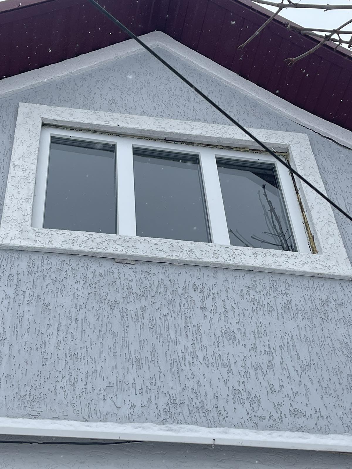 Жінка з родини військових живе в будинку, пошкодженому обстрілами