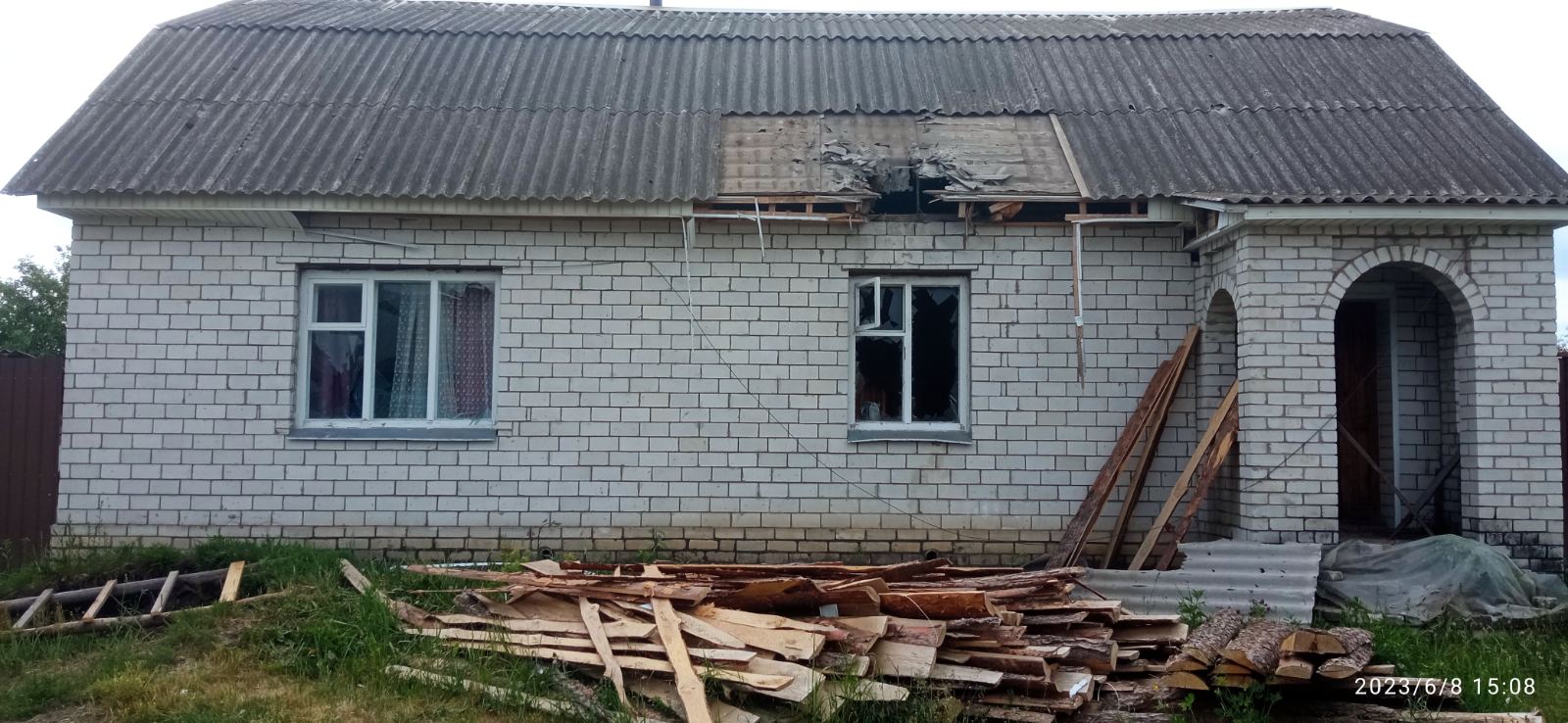 Після обстрілу родина залишилась без вікон та даху