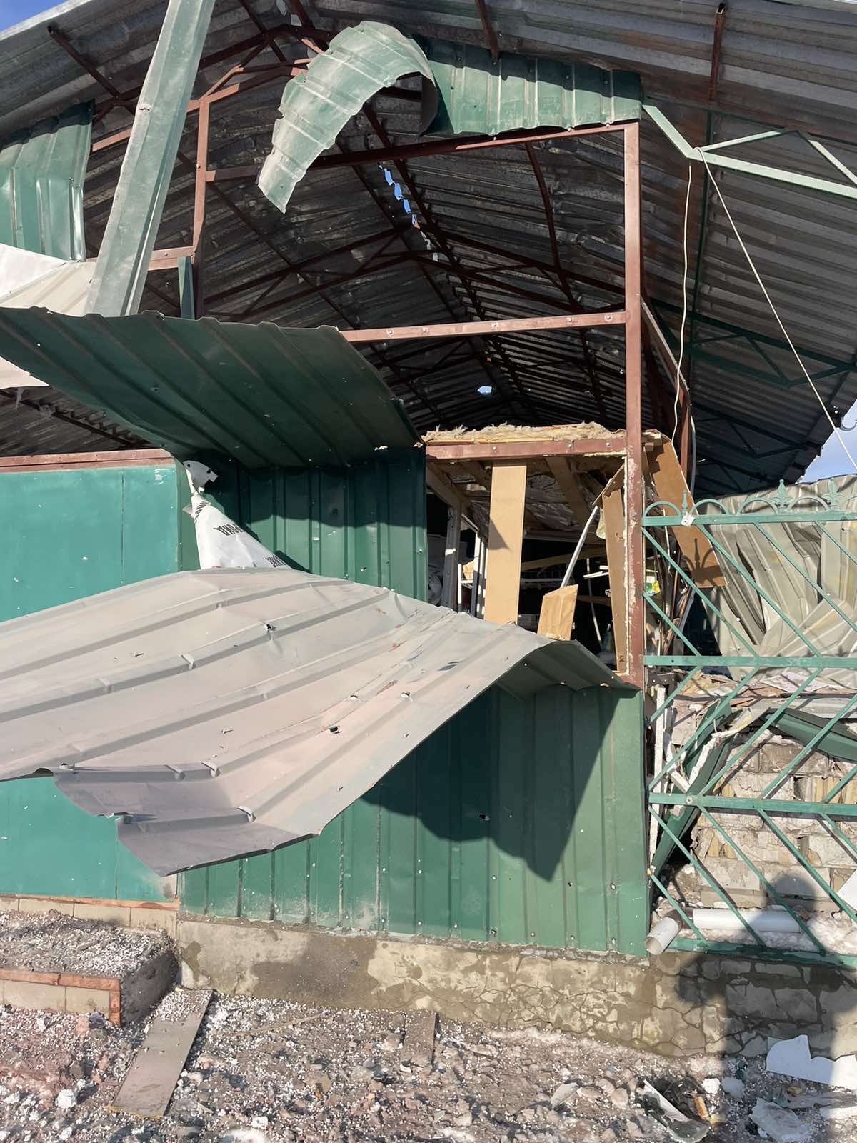 Три ворожі обстріли знищили магазин у Середина-Буді - потрібна допомога