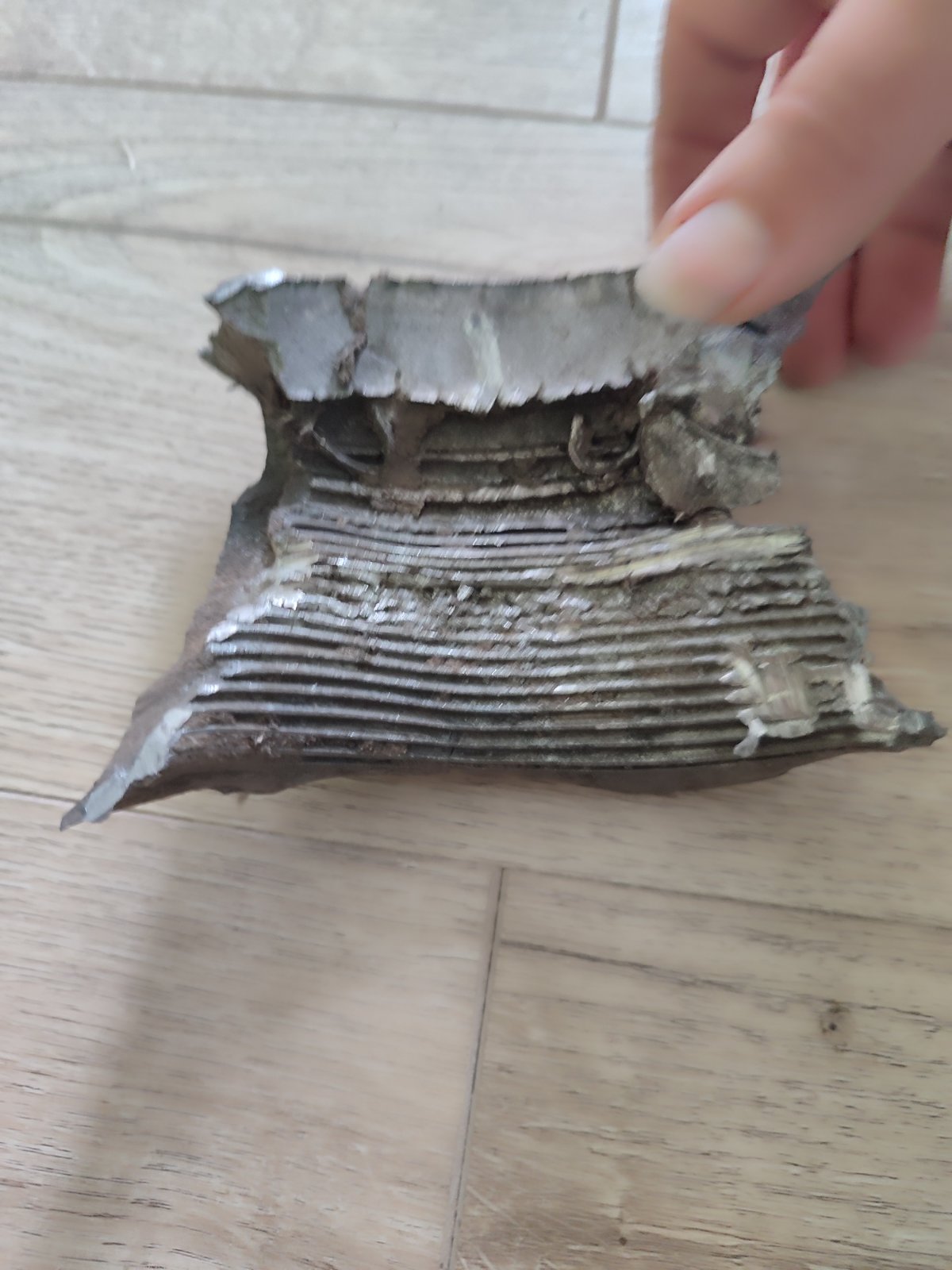 Від ворожого обстрілу зруйновано дім водія швидкої - чоловіку потрібна допомога