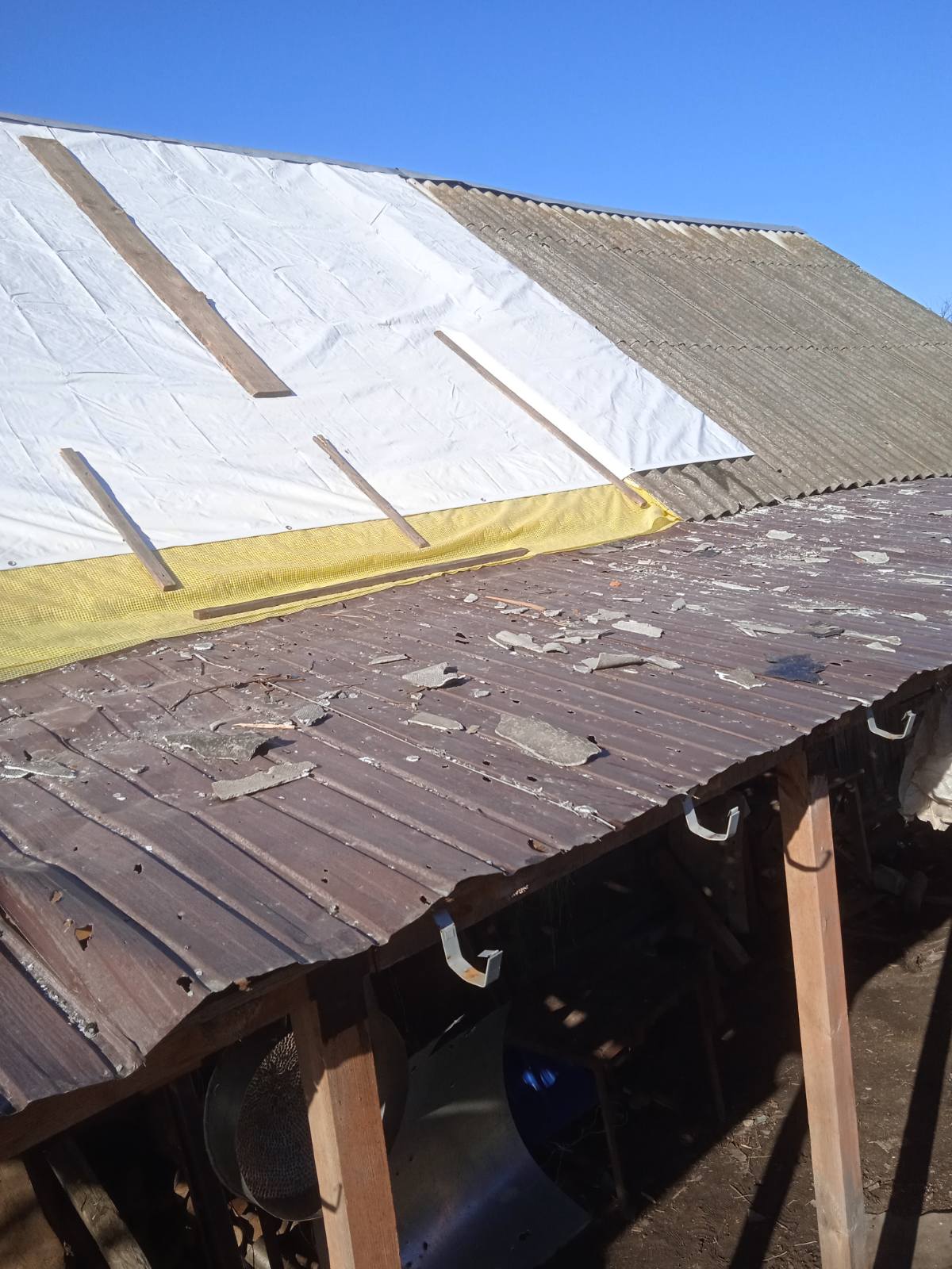 Після обстрілу родина залишилась без вікон та даху