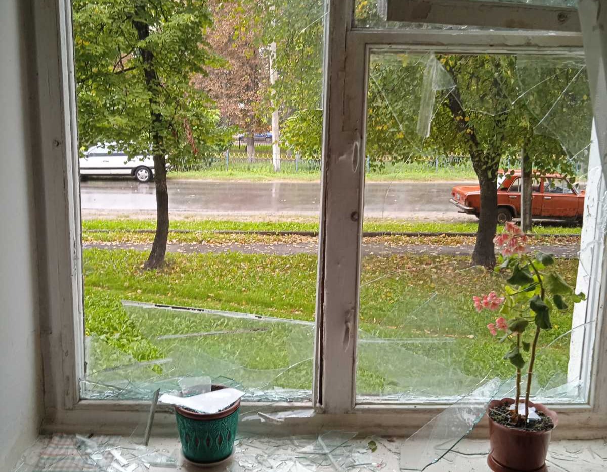 Потрібна допомога родині, у якої внаслідок обстрілу у квартирі були пошкоджені вікна та балконні двері