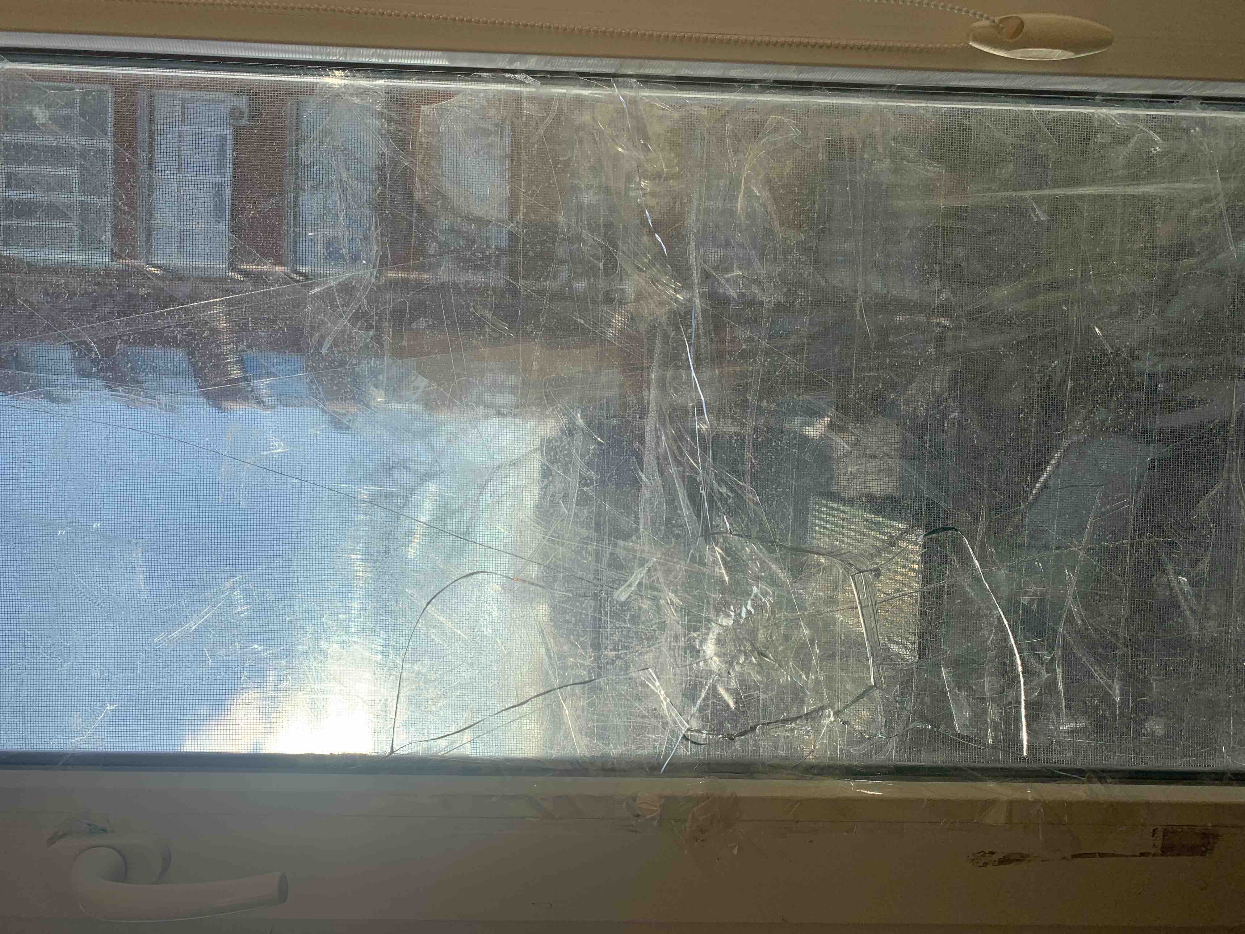 Від прильоту російського снаряда в школу в Херсоні постраждала квартира літньої жінки