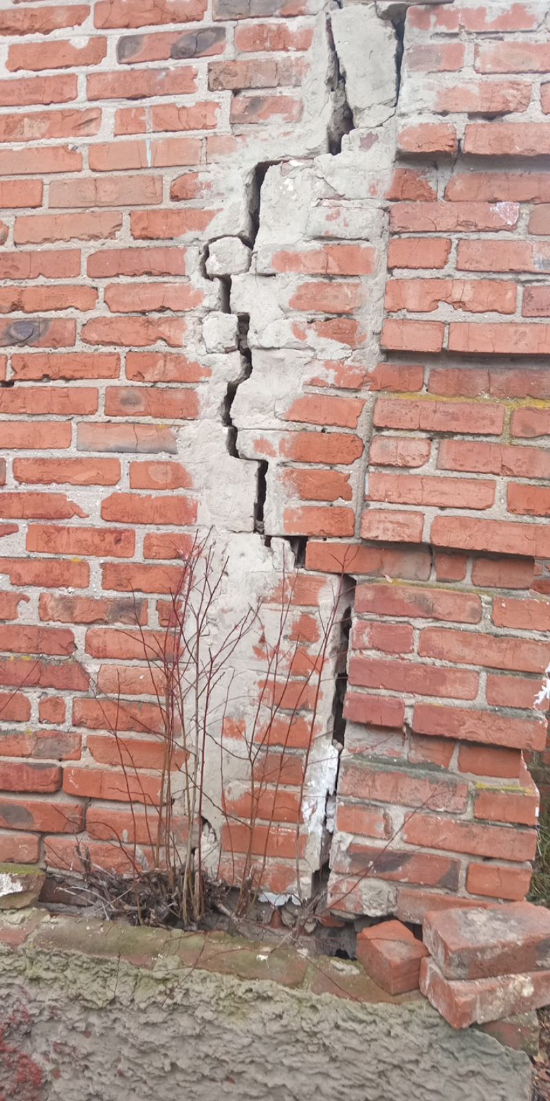 У будинку медсестри вибуховою хвилею та осколками пошкоджено три вікна та стіну