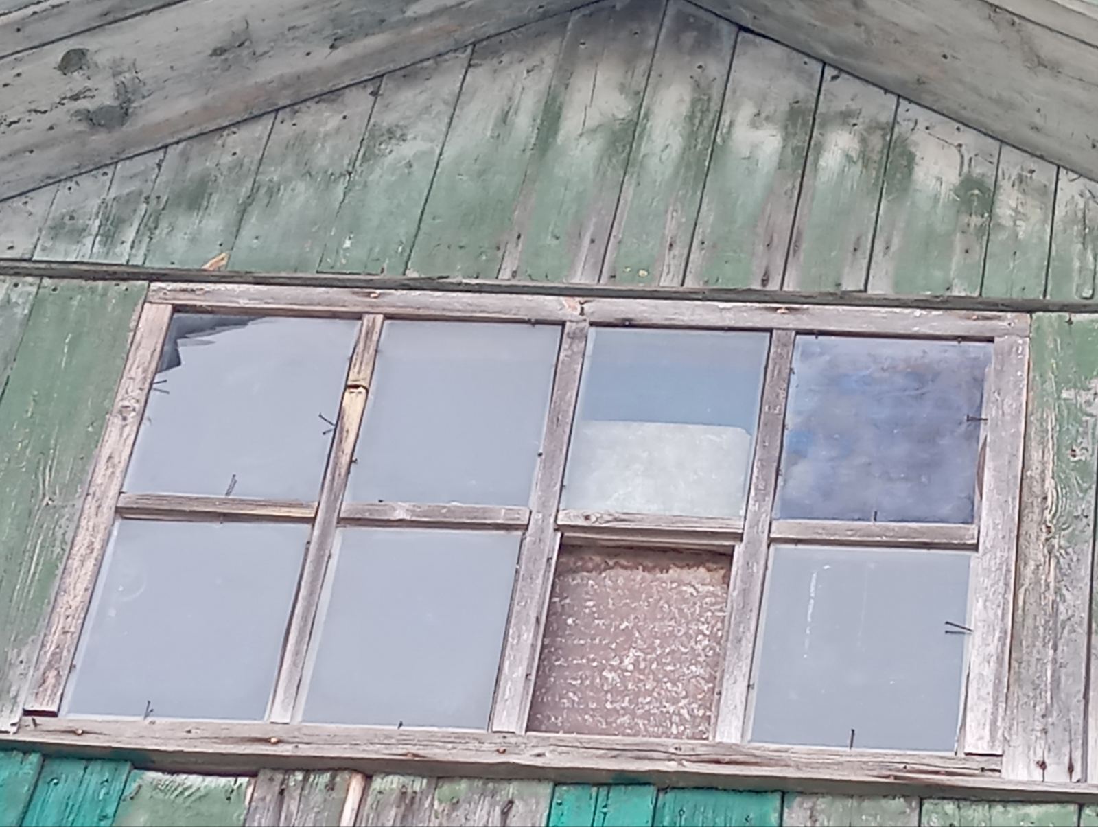 Снаряд впав на подвір'я жінки з Сумщини