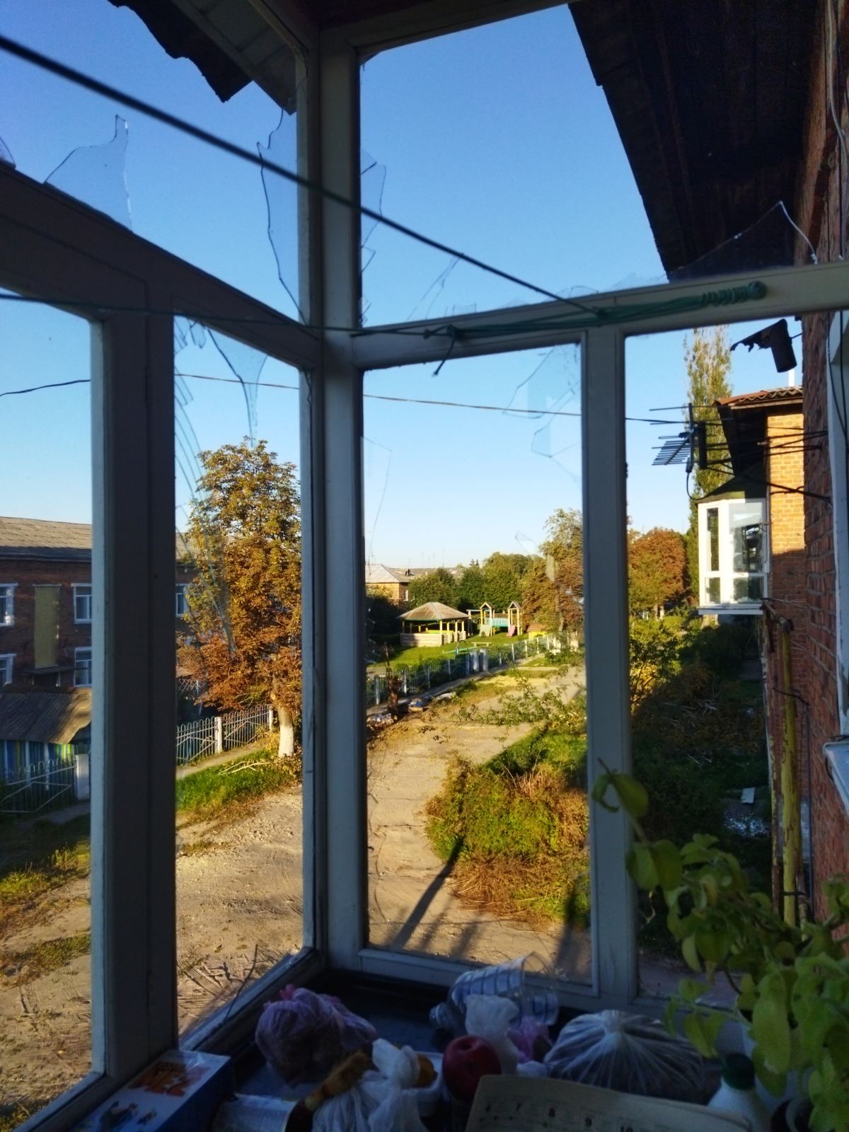 У пенсіонерки внаслідок атаки росіян залишилися вибиті вікна та пошкоджений балкон